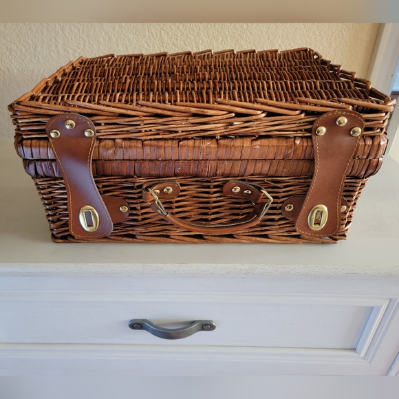 Brown Wicker Pinic Basket - Picture 1 of 8